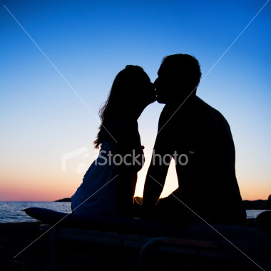 http://4.bp.blogspot.com/-25N5TJR_6Wo/TkSXaOfVZEI/AAAAAAAAAF4/ZArWP4EKUOw/s400/couple%2Bkissing%2Bsilhouette%2Bimage5.jpg