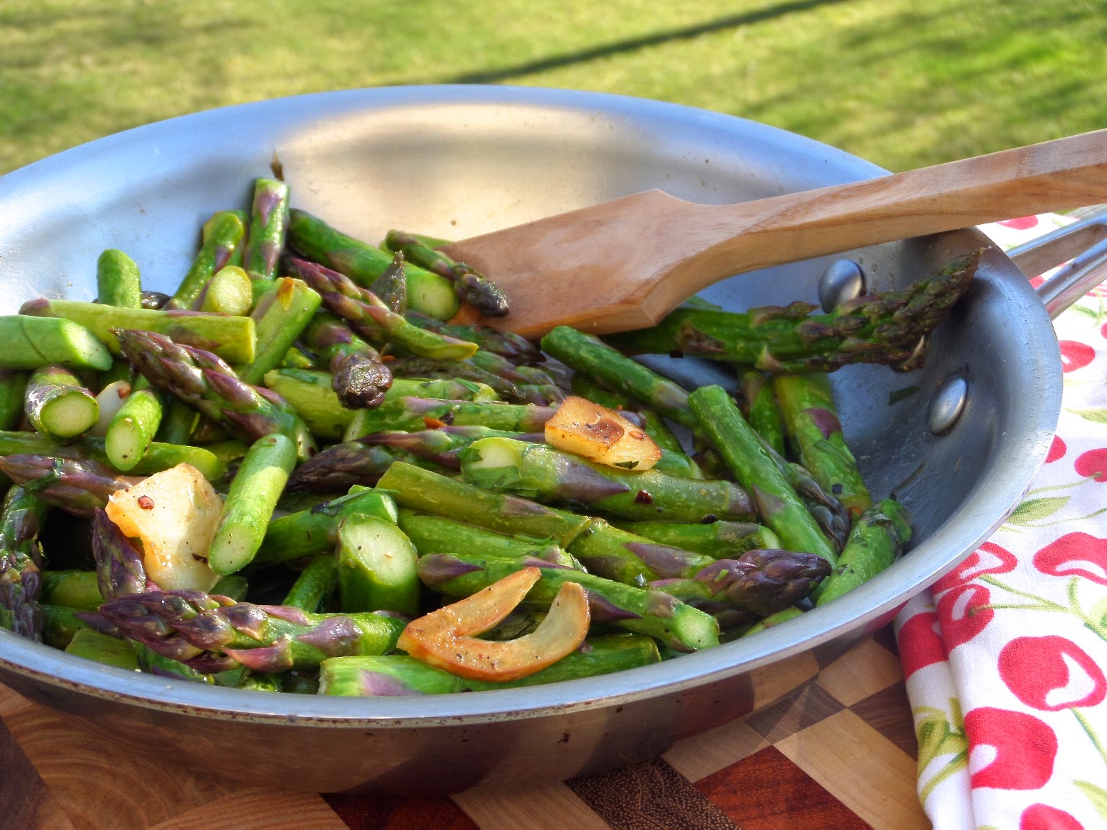 Becki Melvie Quick Asparagus Sauté with Caramelized Garlic + acoupla