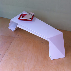 Meja Minimalis dan Futuristik Meja Minimalis dan Futuristik