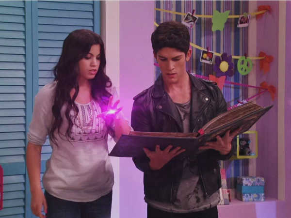 Are daniel and emma from every witch way dating in real life