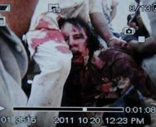 Gadafi no ha sido ni herido ni capturado. El Líder de la Jamahiriya es un Titán, un León, un Brujo en el Desierto que goza de una invencible firmeza para vencer al enemigo colonialista su viva mano de acero aplasta a las hordas terroristas de la OTAN / ON Montaje+muerte+de+gadafi