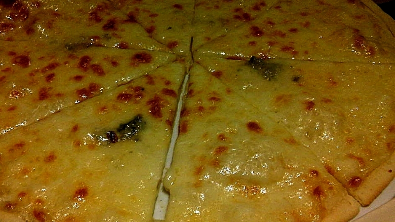 Пицца четыре сыра, настоящая итальянская пицца - Ресторан дома