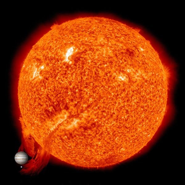 Alienaciones Astronomía Prominencia solar comparada con el tamaño de