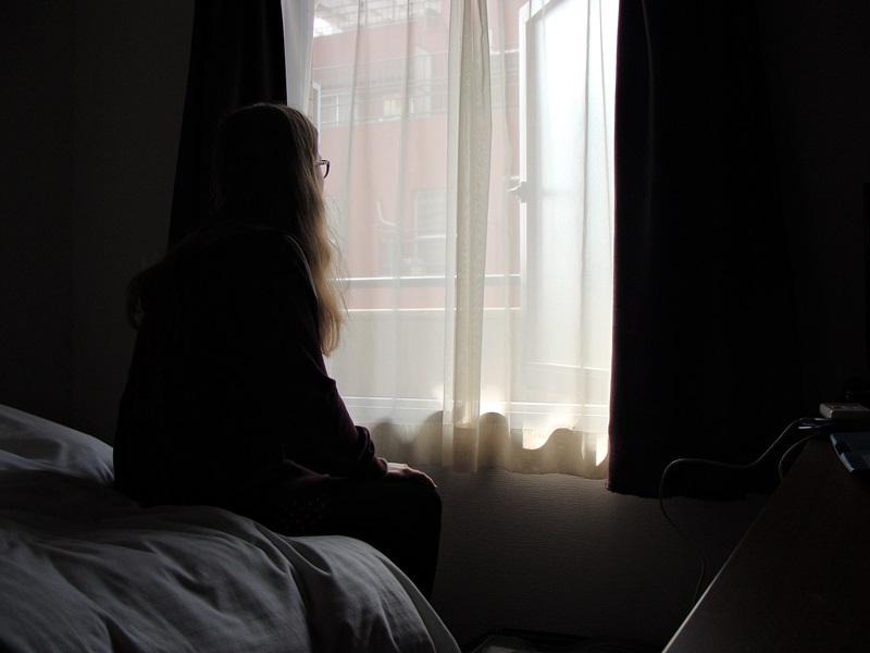 Vor der Abreise, aus dem Fenster schauend