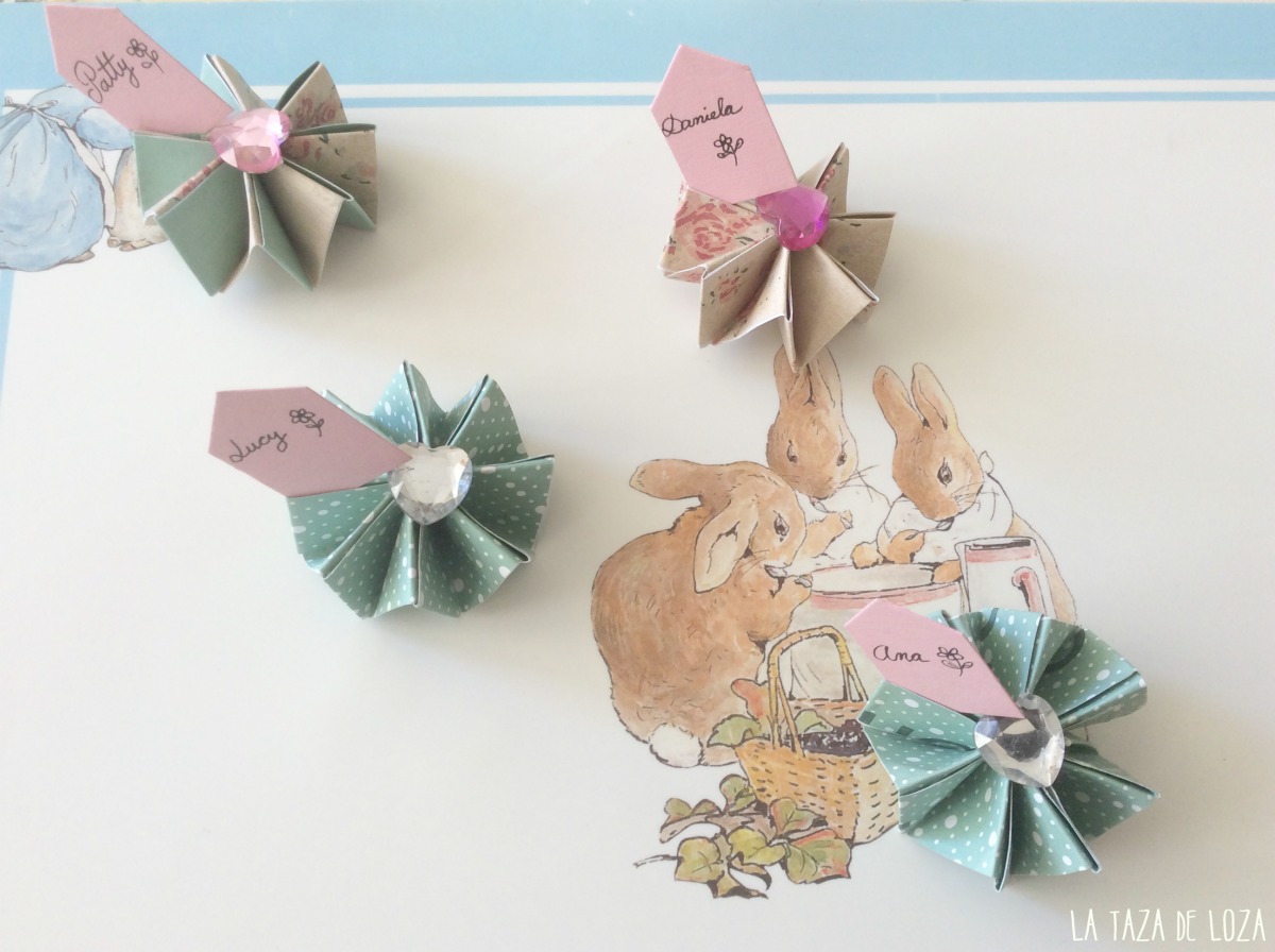 Flores de Acordeón en Papel para los Nombres de los Invitados La Taza