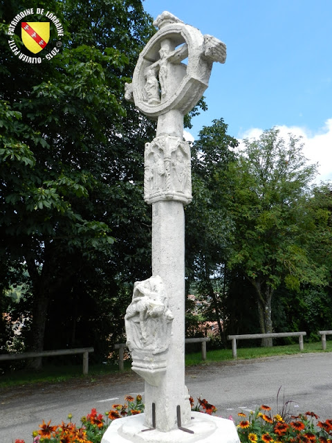 CHATENOIS (88) - Croix-calvaire du vieux cimetière (XVe siècle)