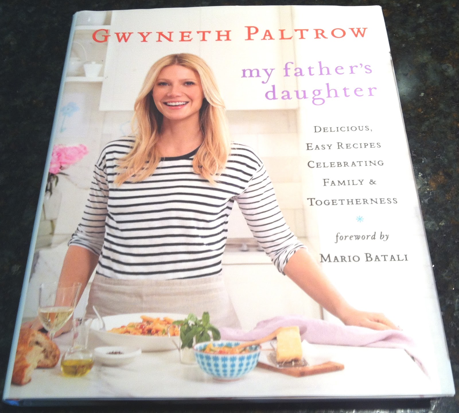 http://4.bp.blogspot.com/-2Ci-cD2SPfM/UAygRwrcieI/AAAAAAAAAmM/pOaSz3xrCZg/s1600/gwyneth+paltrow+cookbook.JPG