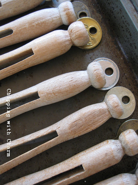 Chipping with Charm:  Clothes pin angel ornaments...http://www.chippingwithcharm.blogspot.com/