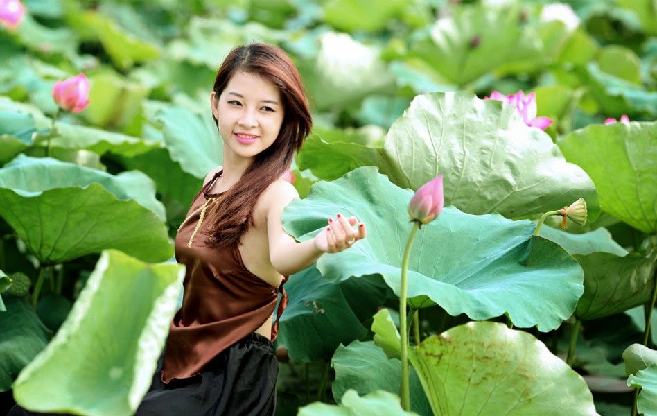 Vietnam girls and the lotus Vietnam girls and the lotus