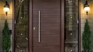 Προσοχή: Αν δείτε αυτό στην είσοδο του σπιτιού σας, καλέστε αμέσως την Αστυνομία! Γιατί να βρεθείτε σε μια από τις πιο επικίνδυνες στιγμές της ζωής σας ενώ μπορείτε να το αποφύγετε;… Έχουν γίνει πολύ εφευρετικοί οι διαρρήκτες και οι ληστές τα τελευταία χρόνια κι αυτό μας αναγκάζει να είμαστε ιδιαίτερα προσεκτικοί ακόμα και μέσα στο σπίτι μας. Ένα κόλπο που εφαρμόζεται πολύ τελευταία και που στόχο έχει να “πειστούν” οι ένοικοι του σπιτιού να ανοίξουν οικειοθελώς την εξωτερική πόρτα είναι το εξής: Χύνουν μια ποσότητα νερού ακριβώς έξω από την πόρτα και περιμένουν σταδιακά να εισχωρήσει στο εσωτερικό. Μετά από λίγο το άτομο ή τα άτομα που είναι μέσα αντιλαμβάνονται ότι υπάρχει μια “διαρροή” κάπου έξω, η οποία έχει ως αποτέλεσμα να οδηγείται νερό στο εσωτερικό. Τι πιο φυσικό να ανοίξουν σχεδόν ενστικτωδώς την πόρτα για να τσεκάρουν από πού έρχεται το νερό! Προσοχή λοιπόν, μην ανοίγετε την πόρτα σας έτσι, χωρίς σκέψη, γιατί είναι πολύ πιθανόν να βρεθείτε μπροστά σε μια πολύ δυσάρεστη έκπληξη. Και σκεφτείτε μάλιστα ότι μιλάμε για ληστές που έοχυν στόχο να “μπουκάρουν” σε ένα σπίτι γνωρίζοντας ότι υπάρχουν μέσα άνθρωποι, τους οποίους θα πρέπει να εξουδετερώσουν. Και όχι για απλούς διαρρήκτες που περιμένουν να βρουν το σπίτι μόνο του για να δράσουν! Προσοχή λοιπόν. Καλύτερα ενημερώστε κάποιον δικό σας που βρίσκεται εκτός σπιτιού ή καλέστε την αστυνομία τηλεφωνικά με τρόπο ώστε να γίνει αυτό αντιληπτό από τους πιθανούς επίδοξους ληστές ή έστω υποκριθείτε ότι καλείτε την αστυνομία ώστε να σας ακούσουν απέξω. Και φυσικά, μην ανοίγετε την πόρτα!