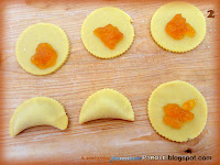 Mezzelune di pasta frolla con marmellata di albicocche