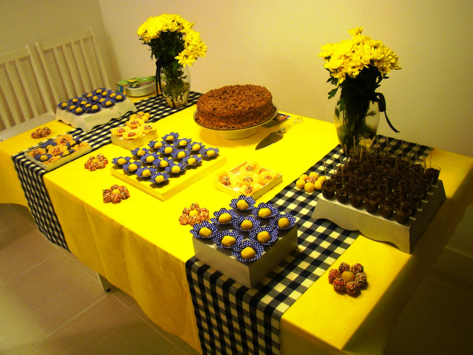 decoracao festa infantil azul e amarelo:Fusca Rosa: Decoração de Festa – Azul marinho e amarelo decoracao festa infantil azul e amarelo:Fusca Rosa: Decoração de Festa – Azul marinho e amarelo