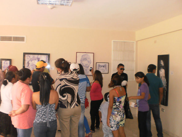 Bolígrafo y Papel Anyelo González Exposición