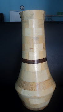 Vaso decorativo em teca e marupá.  Técnica de madeira segmentada e torneada. 170 segmentos