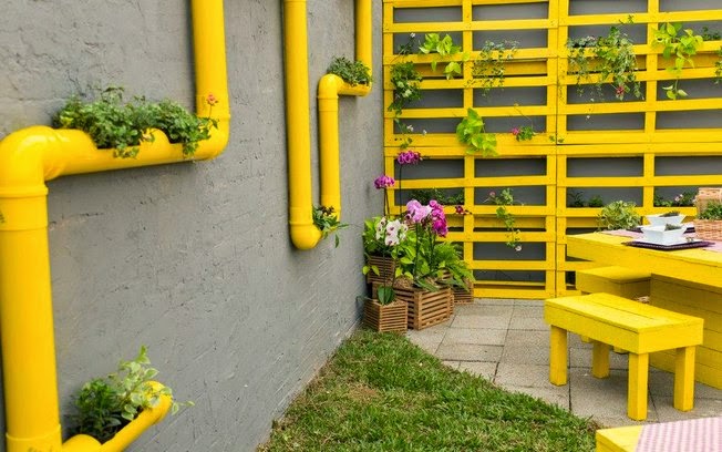 Horta vertical inclusa na decoração, utilizando tubulação.