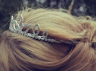 Nu apleca niciodata capul, princess. Coroana ta ar putea sa cada.