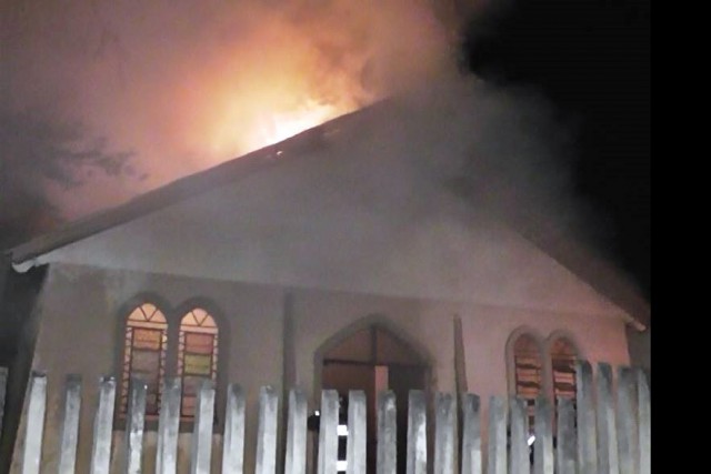 Campo Mourão: Ação rápida de moradores e bombeiros evita destruição de igreja