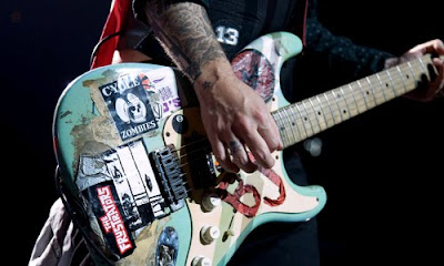 billie-joe-blue-green-day-guitar-Favim.c