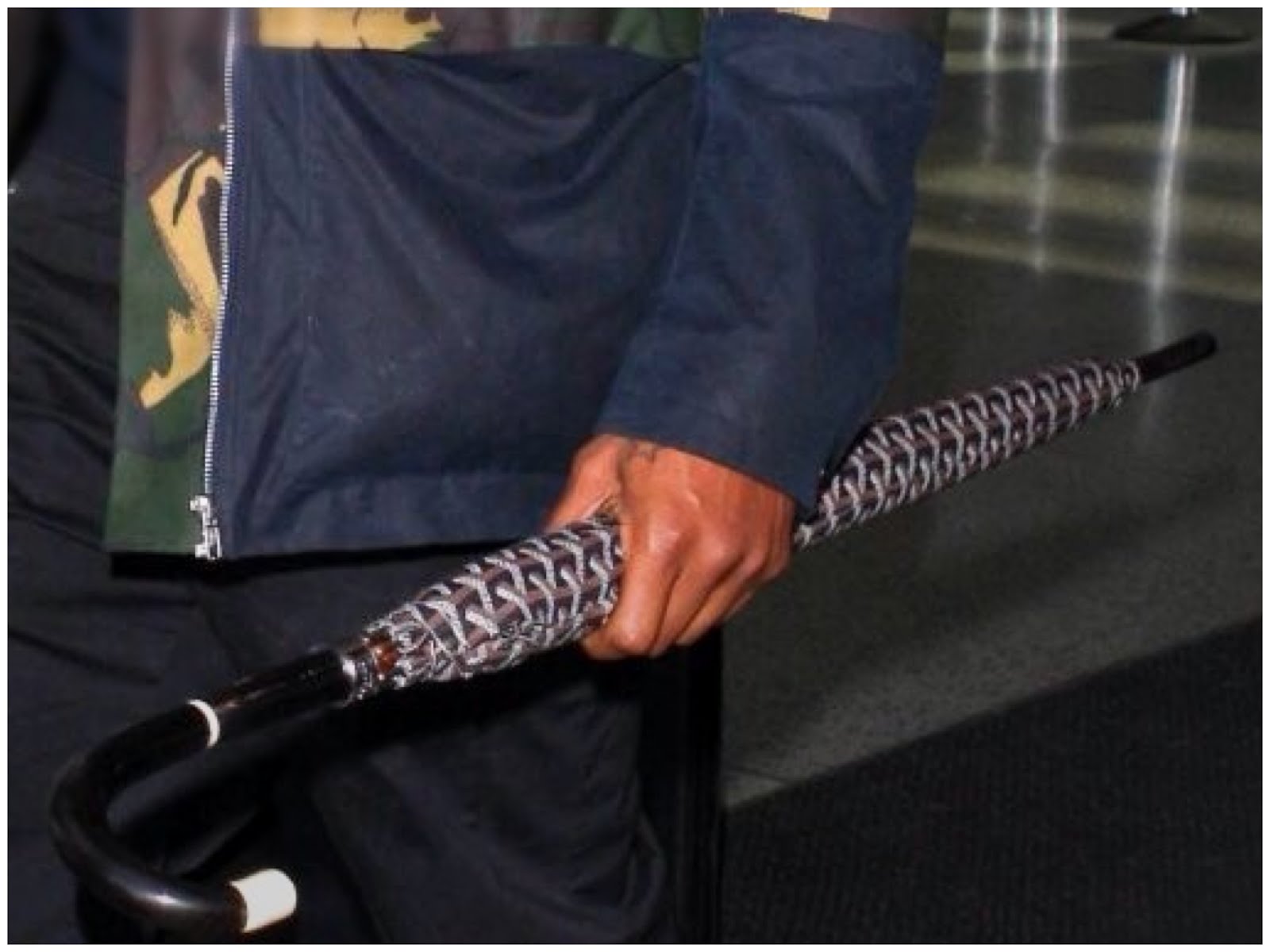 00O00 Menswear Blog Usher's Goyard umbrella - LAX Airport
