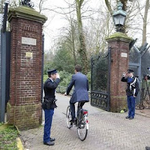 رئيس وزراء هولندا Mark Rutte مارك روتا عند وصوله إلى مقر رئاسة الوزراء بدراجته لا موكب ولا حراسة