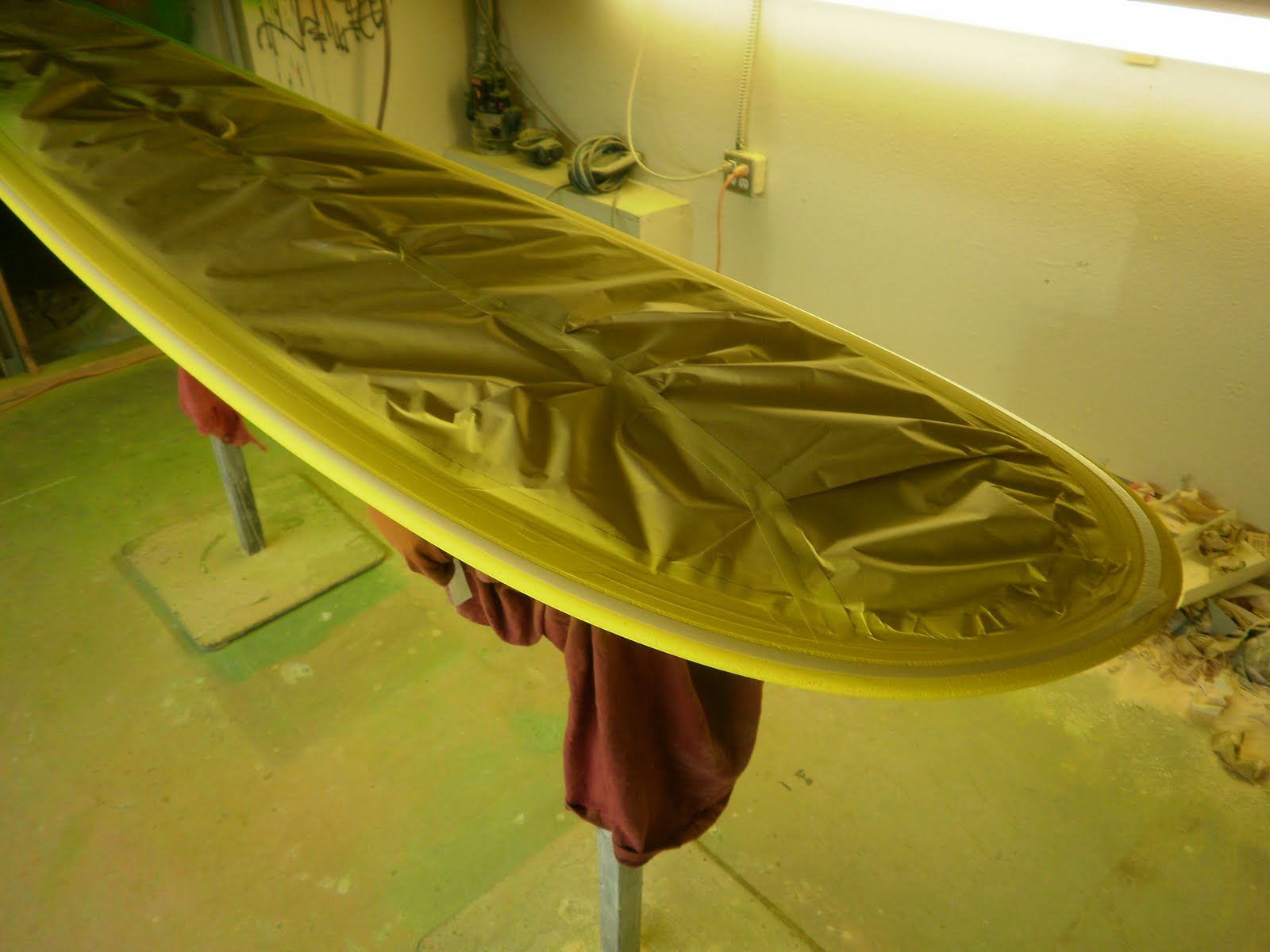 BURKE SURFBOARDS (foam, resin & fiberglass...) Spraying Pinline on