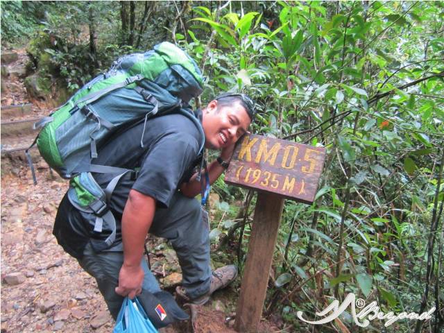 mt kinabalu kilometer marker