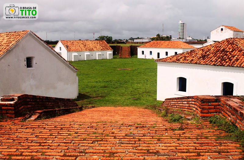 Rampa, praça principal e prédios da Fortaleza de São José de Macapá, no Amapá - Por Tito Garcez Rampa e praça quadrada da Fortaleza de São José de Macapá, no Amapá