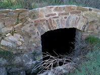 Accés a la part baixa d'una de les tines de la Casanova de la Garriga Accés a la part baixa d'una de les tines de la Casanova de la Garriga