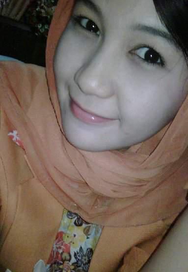 Beautiful Indonesian Teen With Hijab Pictures