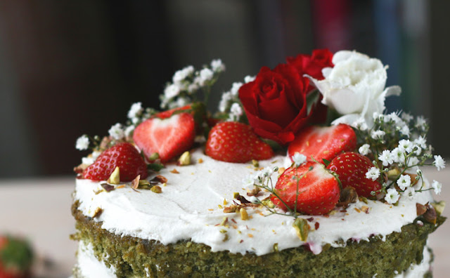 vegan matcha sponge cake with strawberries