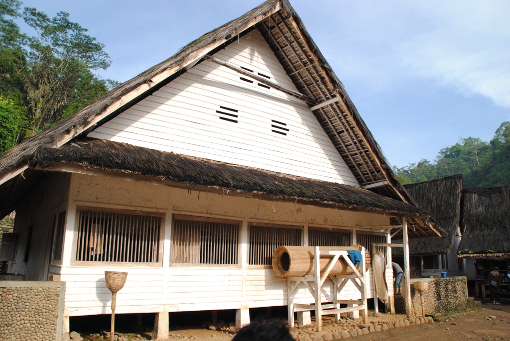 Komunikasi Antarbudaya: Kampung Naga : Dari Alam Kembali Ke Alam
