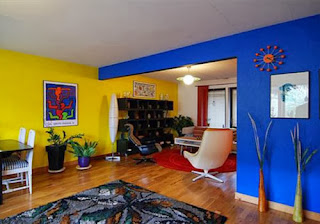 Ruangan dengan kombinasi cat warna biru dan kuning