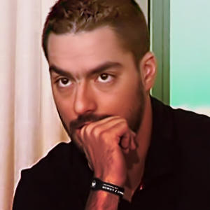 حسن الشافعي يغضب جمهوره بعد هذه الصورة حسن الشافعى يقبل يد احلام