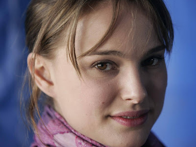Natalie Portman-Desktop Smile Wallpaper