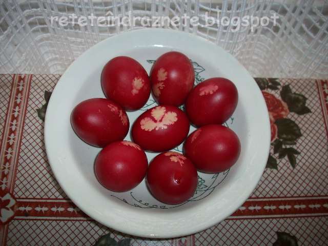 Ouă roşii cu floricele