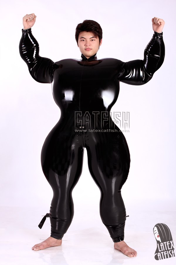 homme asiatique en tenue latex gonflable noire