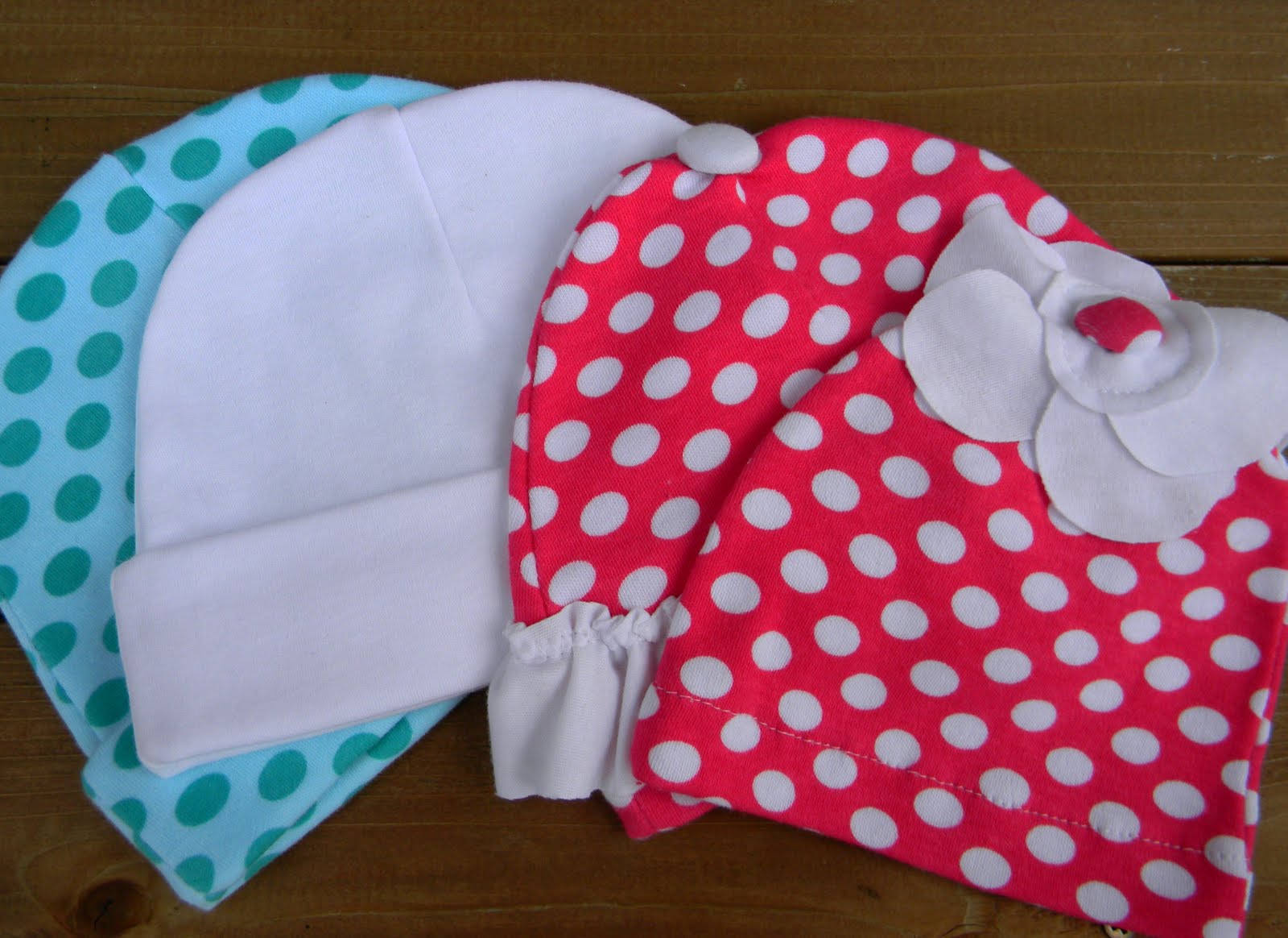 2 little hooligans Knit Baby Hats {Tutorial}