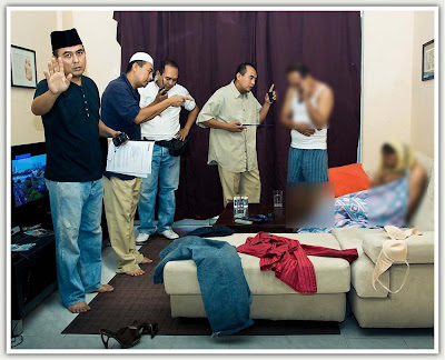 GARA-GARA tidak dapat menahan nafsu, sepasang kekasih berasmara di