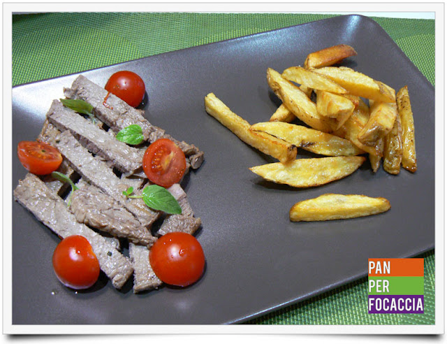 tagliata con pomodorini e patate fritte in olio freddo