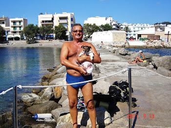 Majorka- Cala Bona.Plażowanie i kąpiele z sunią faksi na skalistej plaży.