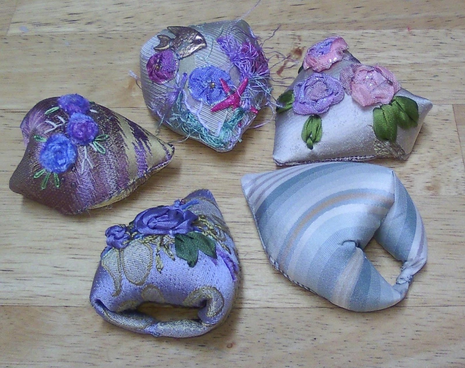 Shawkl Designs Little Finger Pincushions Tutorial