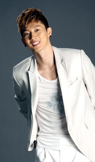 [NEWS] Jang Woo Hyuk leaves to the U.S. to seek for potential idols
