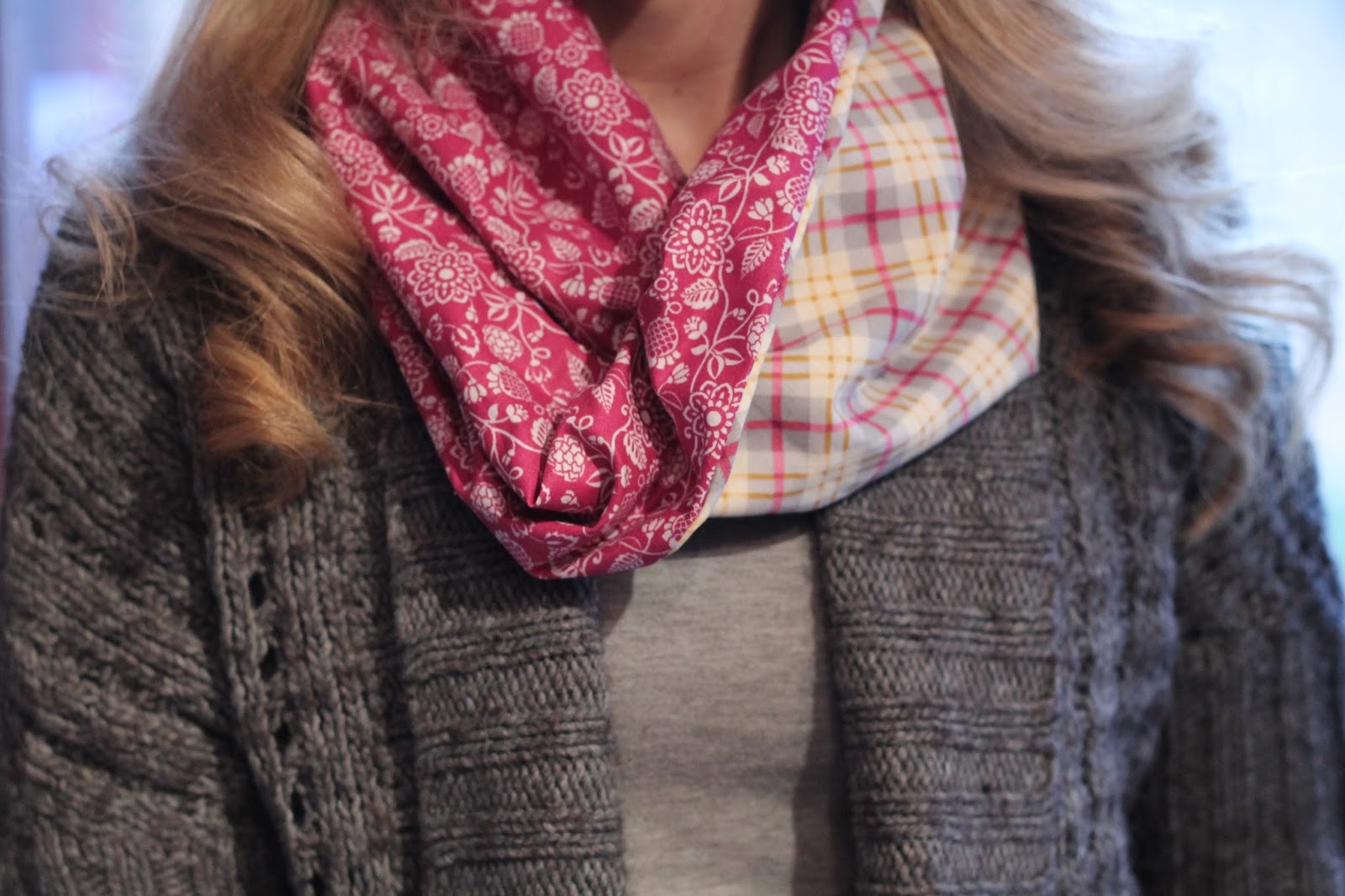 I do deClaire Twisted Infinity Scarf Tutorial