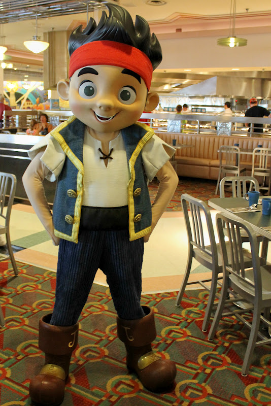 Unofficial Disney Character Hunting Guide: Dining with Character-Play
