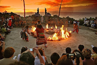 http://3.bp.blogspot.com/-ZVyZMOwl24o/UcqTw9xWiCI/AAAAAAAAAWo/TMJaseTwHFI/s1600/sunset-uluwatu-kecak.jpg