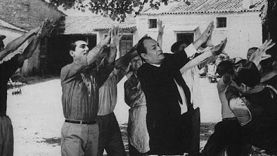 Υπάρχει Και Φιλότιμο (1965) - Μούντζες στον Μαυρογιαλούρο (Λάμπρο Κωνσταντάρα) από τον ίδιο και όλο το χωριό...
