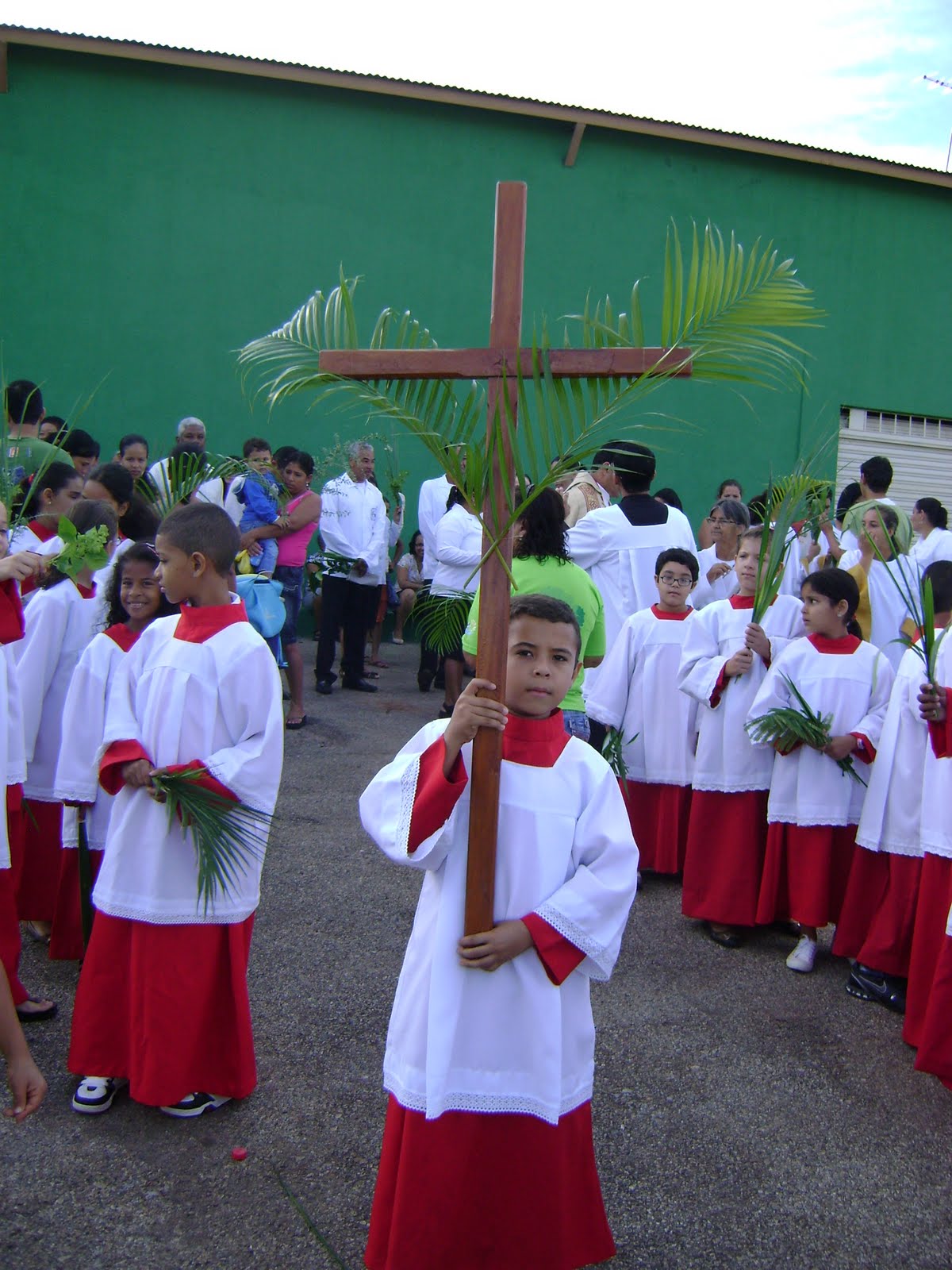 roupa de coroinha vermelha