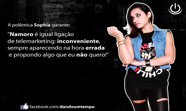 Sophia (Clari Macedo), a gótica