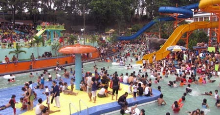 Berenang Bersama di Wisata Kolam Renang di Bandung ...