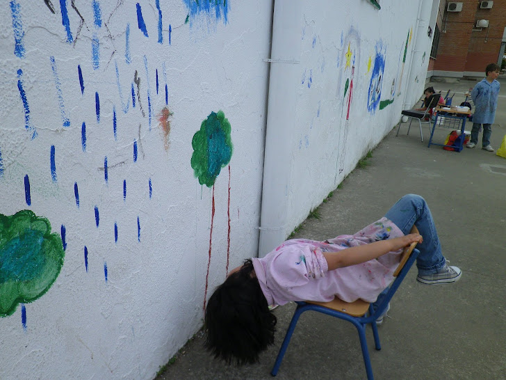 Natalia, la pintora contorsionista.